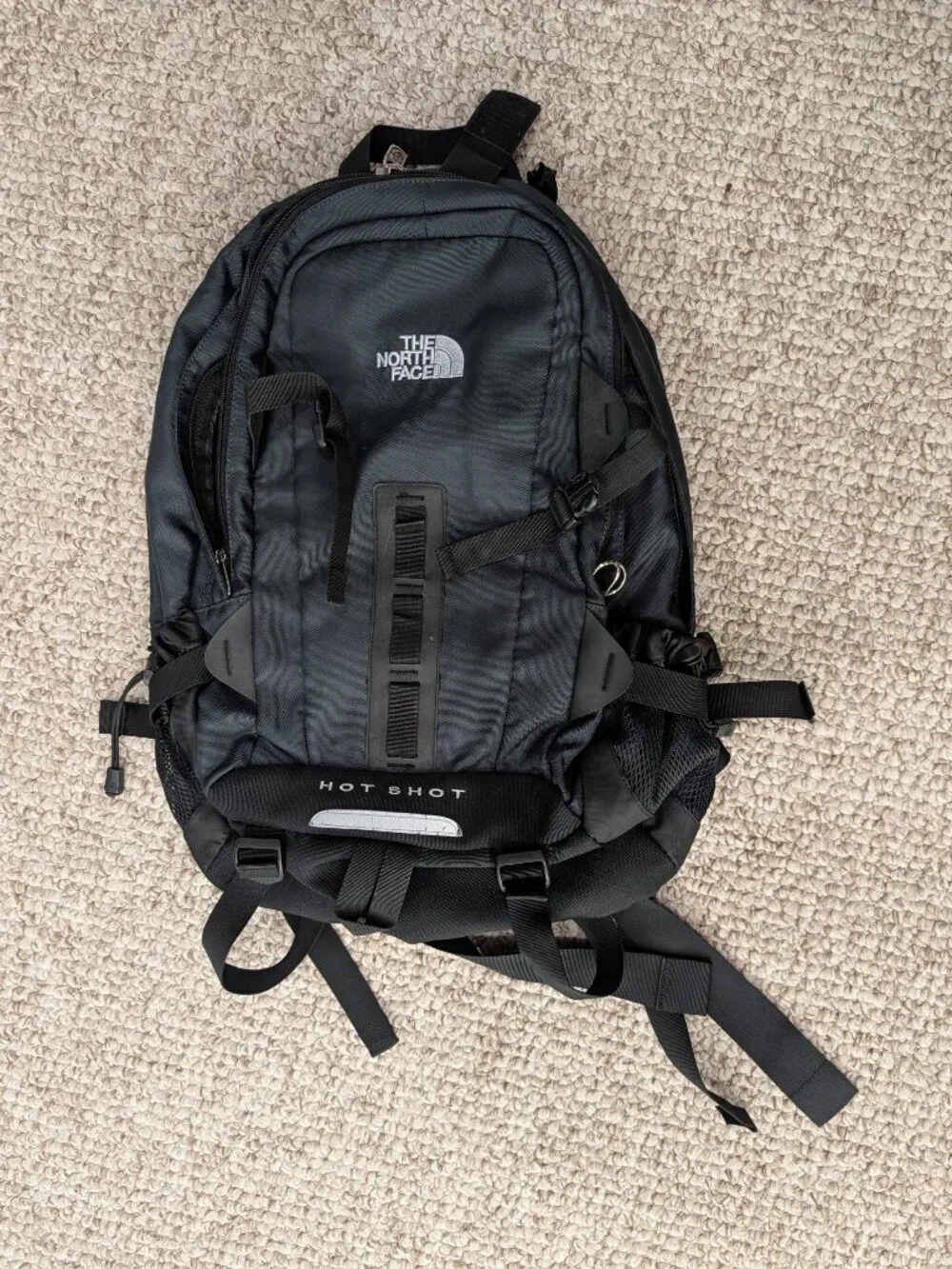 the north face hot shot 30L hiking backpack - black